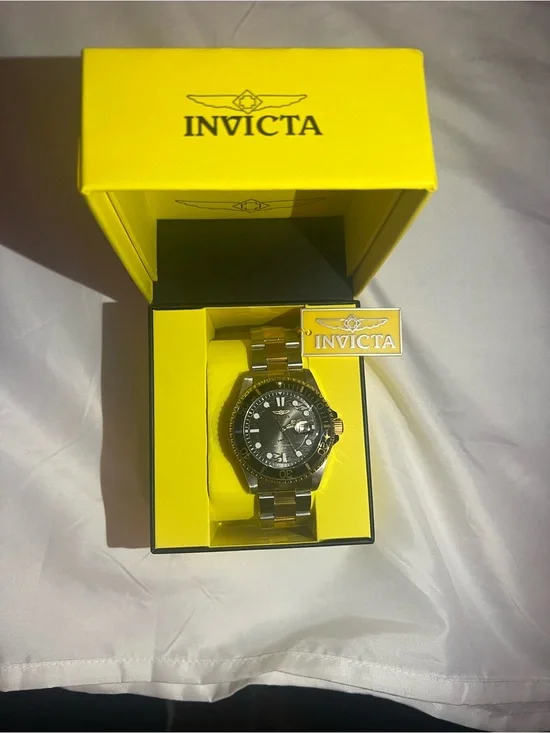Invicta Pro Diver 30023 Men’s Watch Two-Tone Gold/Silver Black Dial 100M – New