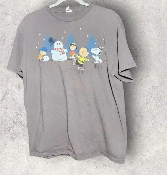 PEANUTS GANG CHRISTMAS HOLIDAY FESTIVE ICE SKATING T SHIRT SIZE LARGE GREY