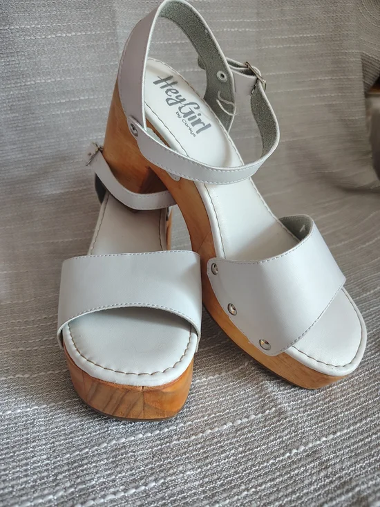 Hey Girl by Corkys White Platform Clog Sandals Size 8 Wood Look Heel