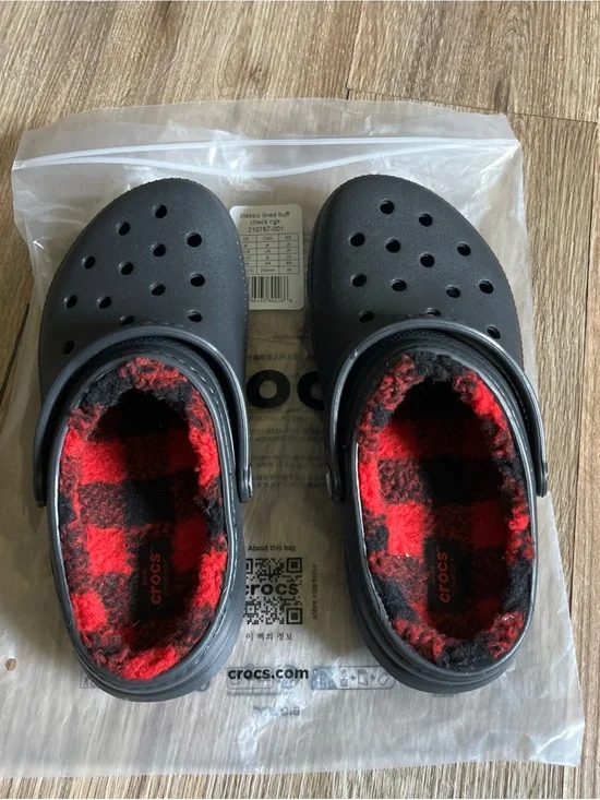 Crocs Classic Lined Red & Black Buffalo Check Youth Kids Junior Size J4 NEW