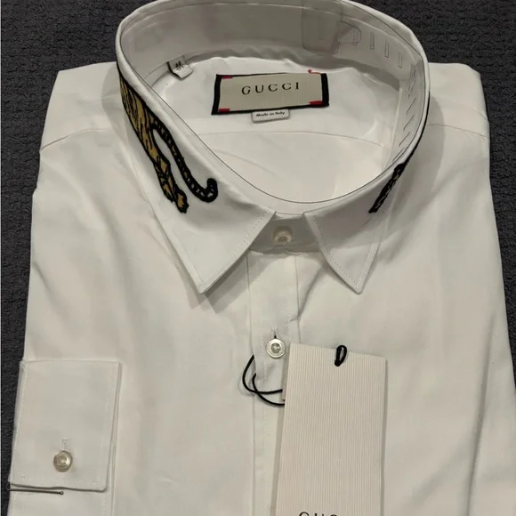 Gucci Men’s Dress Shirt Size 17.-1/2 (44) White. Tiger embroidery on collar.