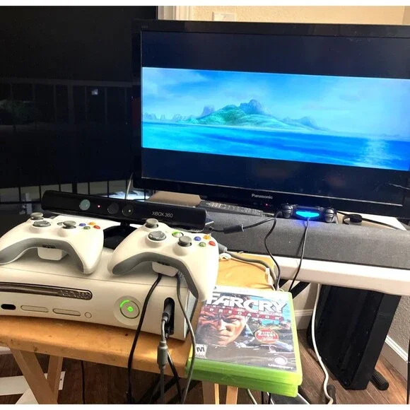XBox 360 60GB White Bundle Controllers Kinect 2 Games AV Cable Tested