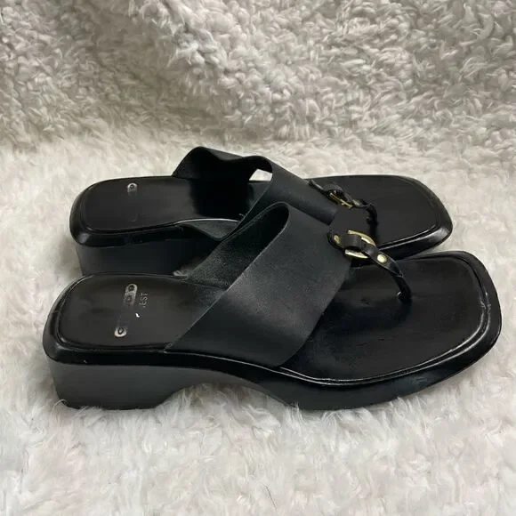 Nine West Cloud black leather thong sandals with gold tone accents size 8.5