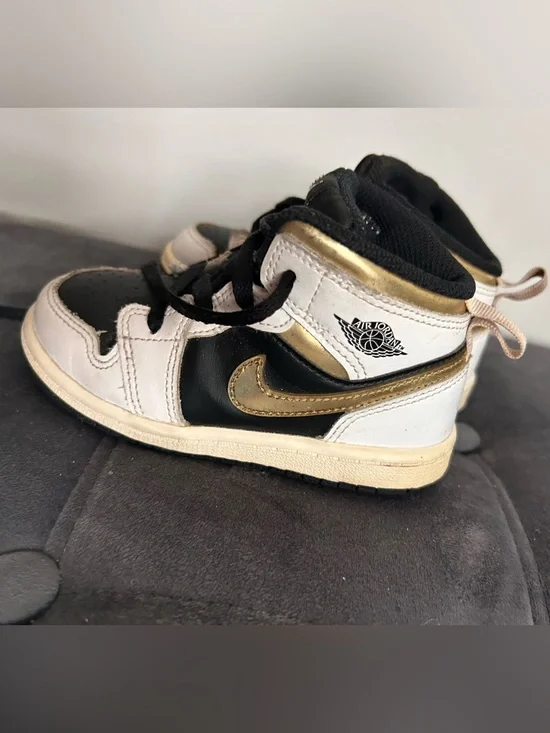 Nike Air Jordan 1 Retro Boys Size 8C Black Athletic Basketball Shoes Sneakers