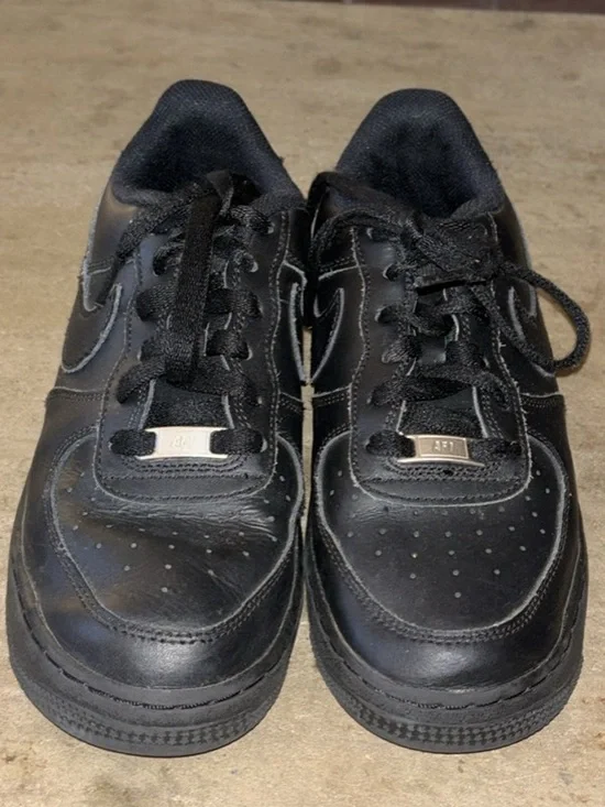 Nike Air Force 1 Low Black boys size 6/ women’s size 8 (A-4)