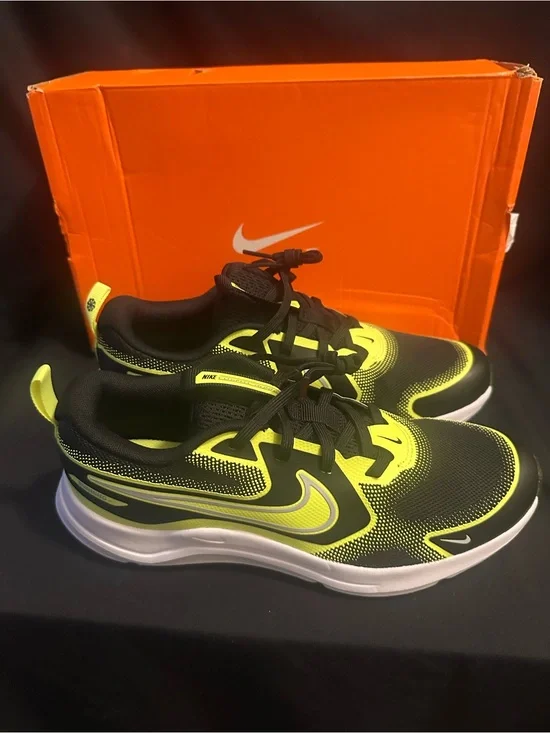 Nike Black & Neon Yellow Running Shoes