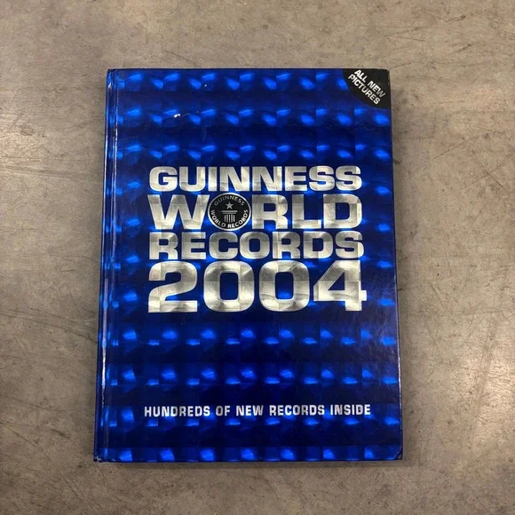 Guinness World Records 2004 Hardcover Blue Holographic Foil Book Illustrated HC