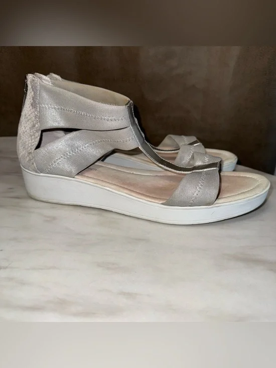 Vondi Silver Donald Pliner Sandals size 9