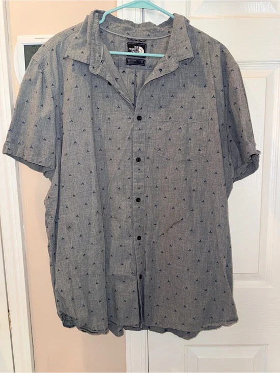 The North Face Men’s Short-Sleeve Button-Up Shirt in Gray with Navy Micro Print