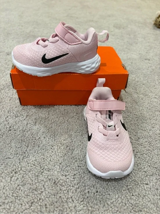 NEW Nike Kids Pink Mesh Strap Sneakers toddler size 4