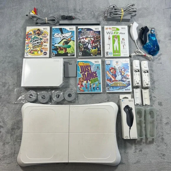 Nintendo Wii Bundle White Console 6‎ Games 2 Remotes Nunchucks Balance Board