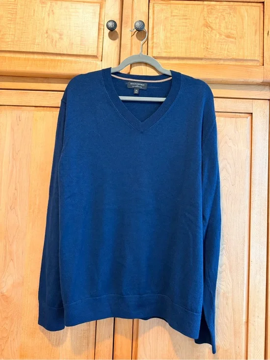 Banana Republic Men's Deep Blue V-Neck Sweater