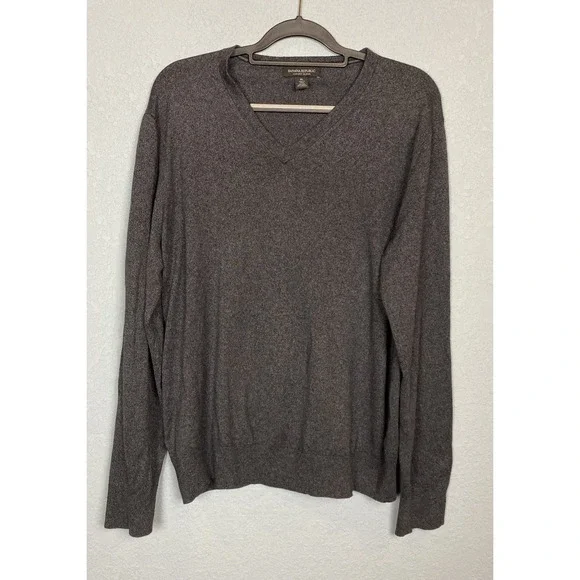 BANANA REPUBLIC Luxury Blend Men's‎ XL Gray Silk/Cashmere Blend V-Neck Sweater