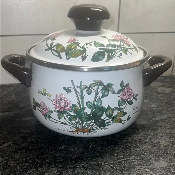 Villeroy & Boch Botanika Floral Enamel Cooking Pot with Lid. Made in Germany