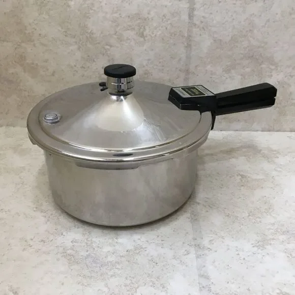 PRESTO‎ STAINLESS STEEL 4 QUART PRESSURE COOKER