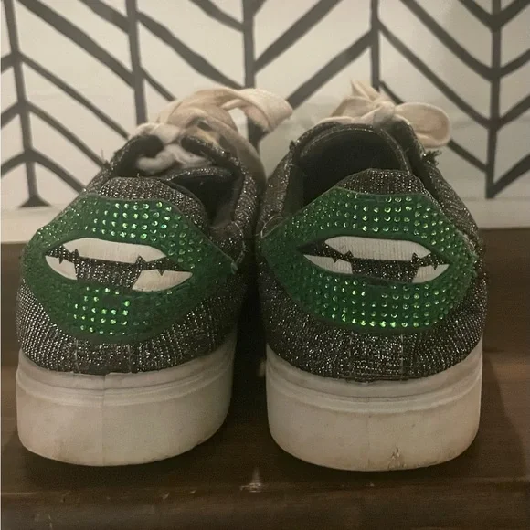 Bamboo‎ metallic silver shoes with green lips shoes
