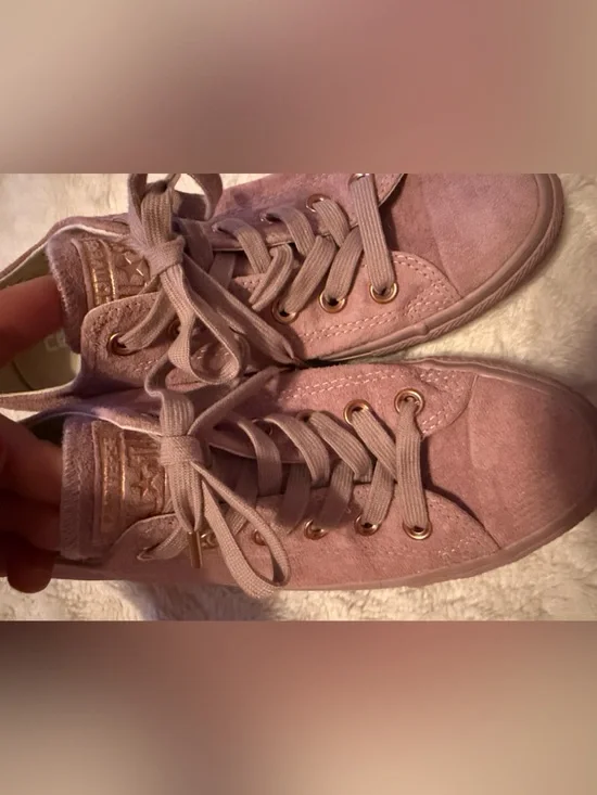 Converse Chuck Taylor All Star low-top sneakers in a lilac or mauve suede Size 8