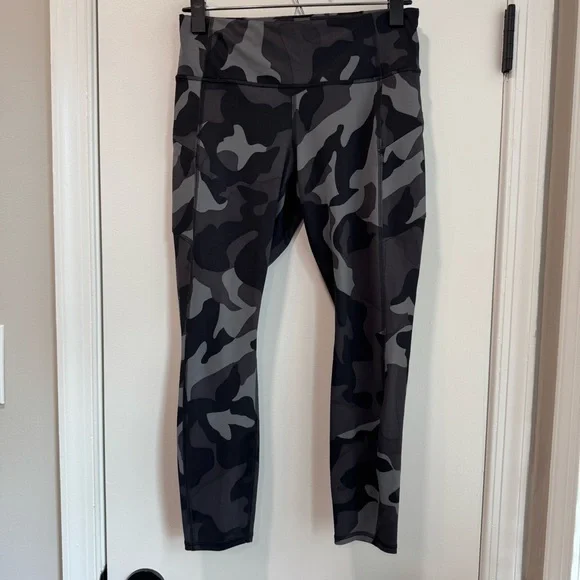 Athleta Small Petite Camouflage Print cropped Leggings with zip‎ thigh pockets