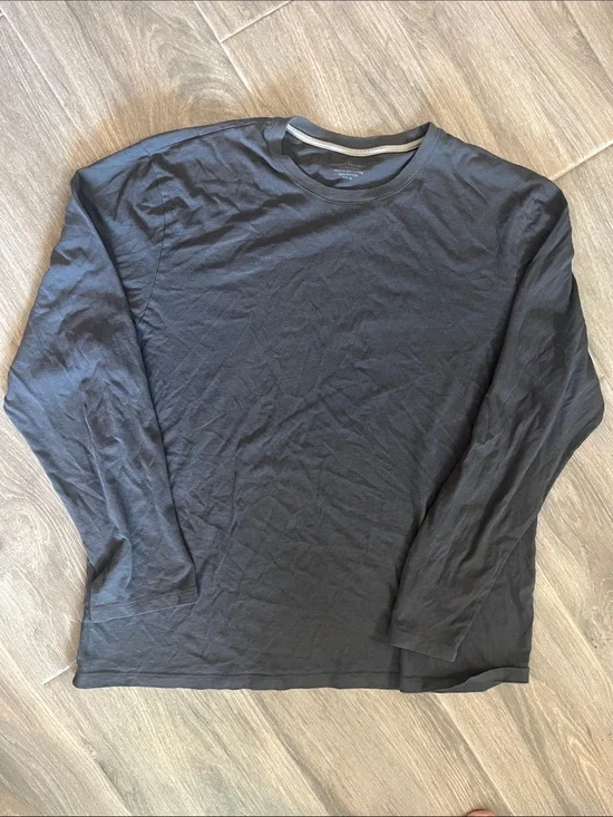 Banana Republic Men’s Black Long-Sleeve Crewneck Tee