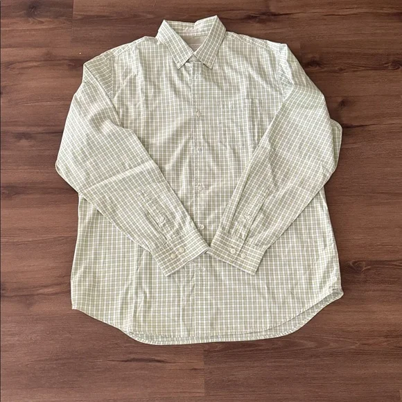 Banana Republic Men's Classic Plaid Button Up Shirt. Size L