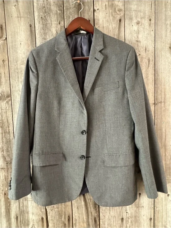 BANANA REPUBLIC Men’s Slim Fit Gray Suit- size 40 regular and pants are 33/32