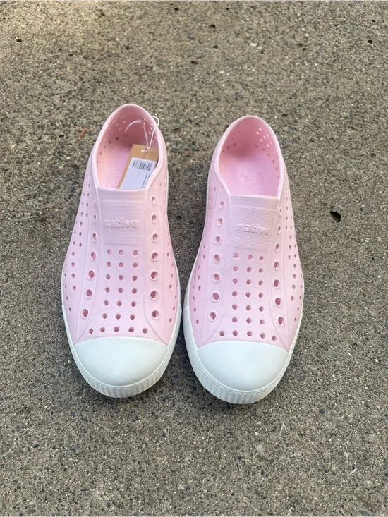 NWT Native Jefferson Slip-On Kids Shoes in Light Pink Size 4