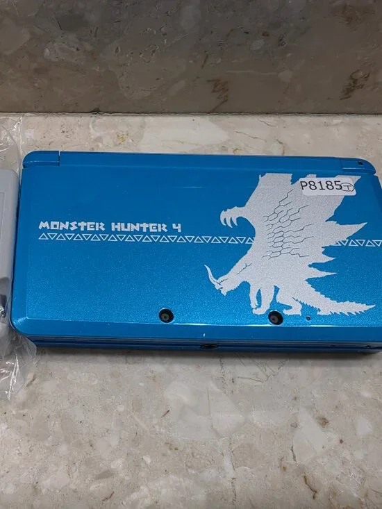 Nintendo 3ds Monster Hunter 4 Blue Limited Edition 64GB Memory Card & Charger