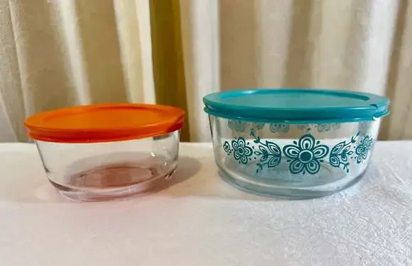 Pyrex Decorated Glass Storage Set with 2-Cup and 4-Cup Containers with Lids