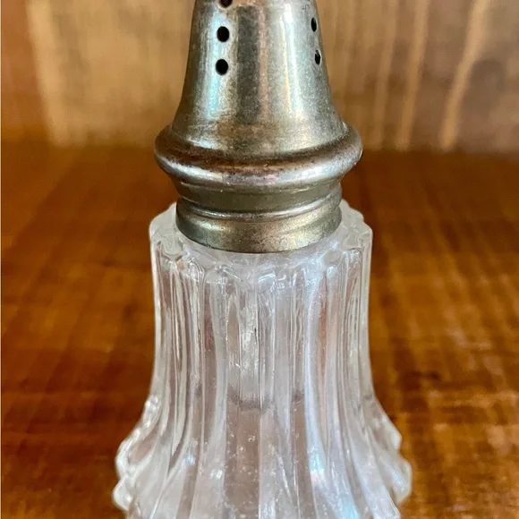 Godinger Silver Art Empress Salt or Pepper Shaker Plated Crystal Hong Kong