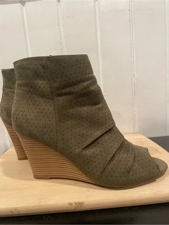 Report Olive Green Peep-Toe Wedge Booties suede size 8