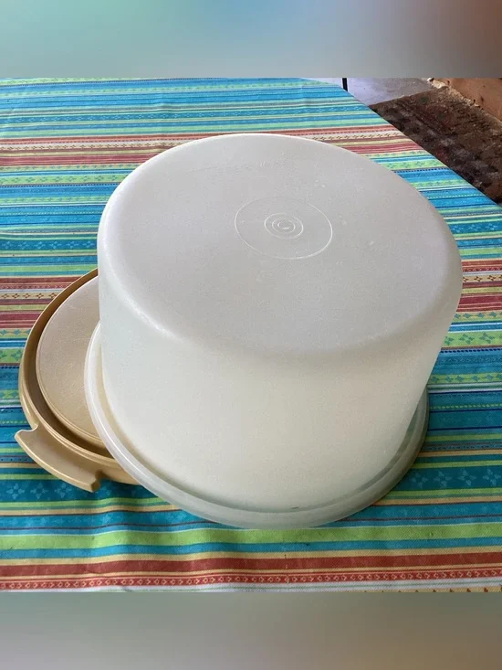 Tupperware Vintage Round Cake Taker - small size in Harvest Gold