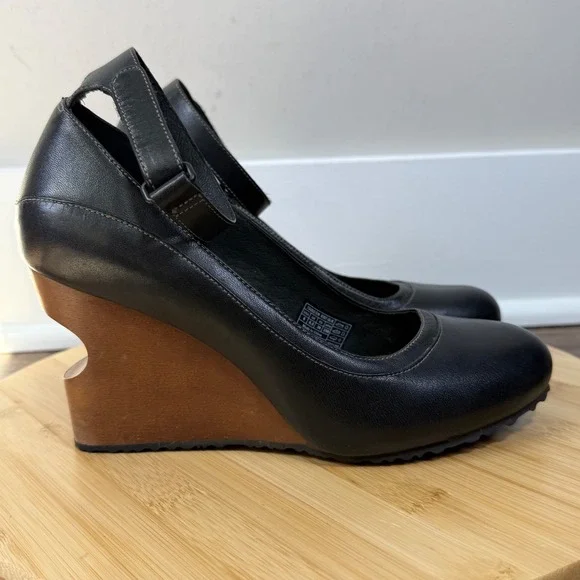 Tsubo Sculptural Wedge Pumps Womens 8 Black Leather Wood Heel Statement Shoe