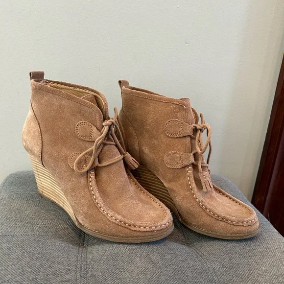 Lucky Brand Suede‎ Wedge Ankle Boots Lace-Up Taupe Size 8.5