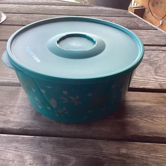 Tupperware Holiday Holly Serving Bowl - 4.3 liters