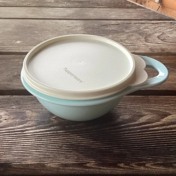 Tupperware Thatsa Bowl in light blue - 2.5 cup capacity