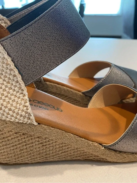 Andre Assous Gray Metallic and Natural Wedge Sandals. Leather Sole. Size 10