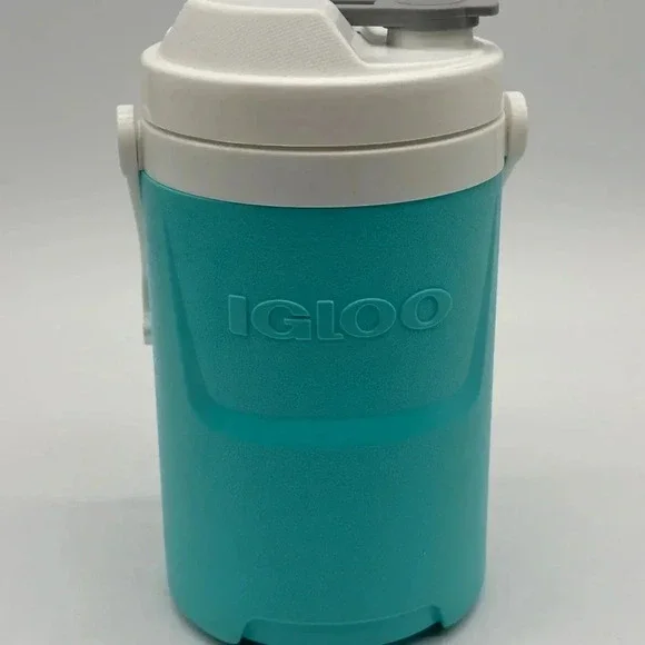 Igloo 1/2 Gallon Laguna Sport Beverage Jug with Hooks -‎ Light Blue