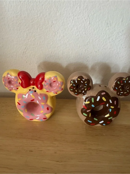 Mickey and Minnie Mouse donut salt and pepper shakers.