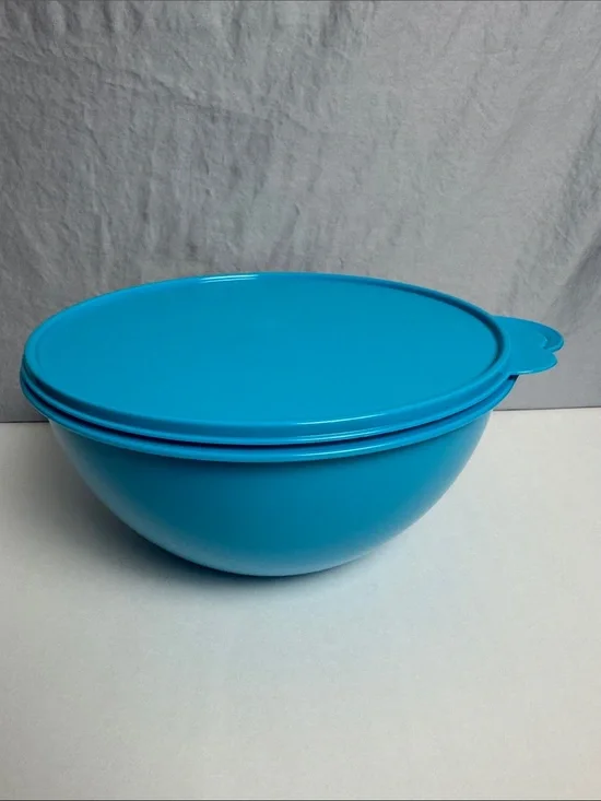 Tupperware 17 Cup Thatsa Bowl Light Blue with Blue Seal New