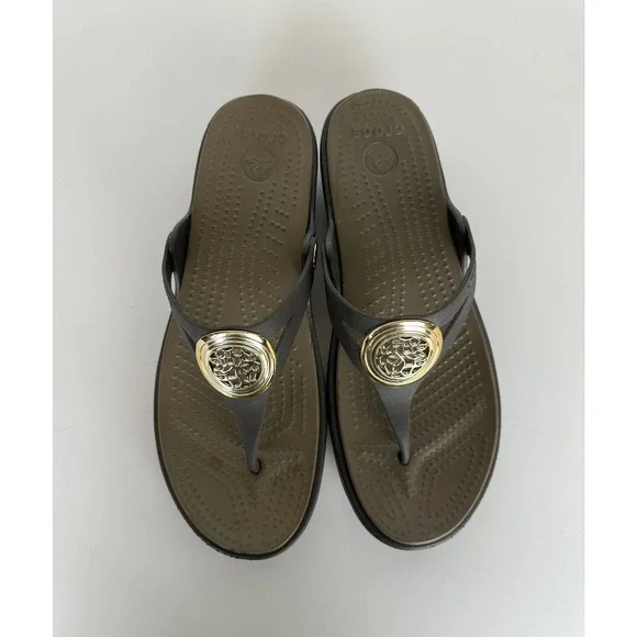 Crocs Sanrah Medallion Gold Circle Wedge Sandals Size 9 Brown Thong Flip Flops