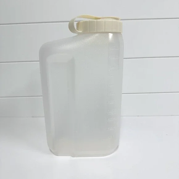 Vintage Rubbermaid Servin Saver 2.75 QT Slim Pitcher jug with almond lid