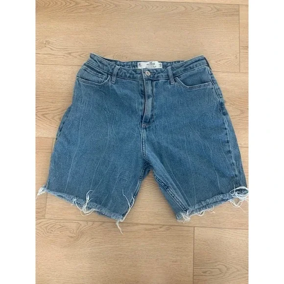Hollister Curvy High-Rise Mom‎ Jean Shorts Medium Wash Raw Hem Size 9R W29