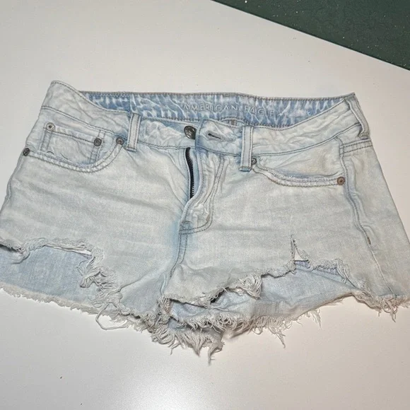 Women's American Eagle Outfitters Light Wash FrayedJean Shorts Size 2 Small