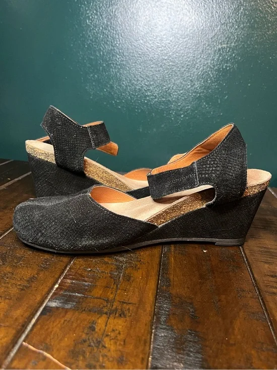 Taos Promise Wedge Sandals Black Suede Silver Buckle Closed Toe Sz 37 US 6 / 6.5