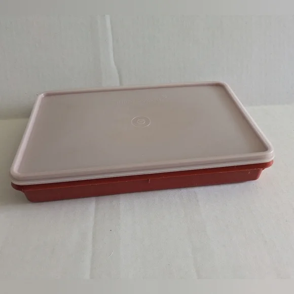 Tupperware Paprika Red Deli Meat Cheese Keeper White Sheer Lid. Like New