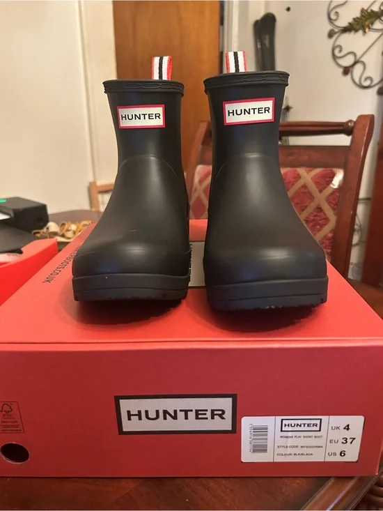 Women’s Hunter Short Black Matte Rain Boots with Red Trim
