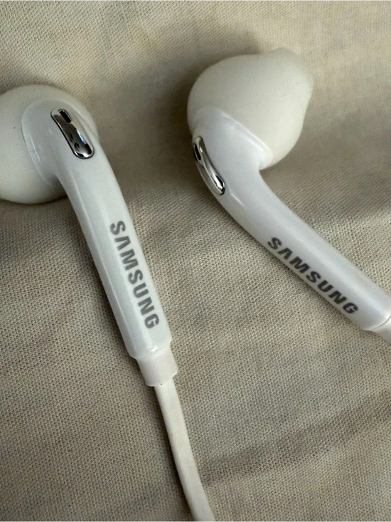 Samsung White Wired In-Ear Headphones with Silicone Tips