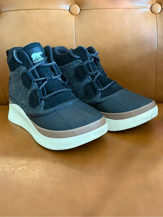 Brand NWOT Sorel Out N’ About IV Waterproof Boots Women’s Size 6 Black And Chalk