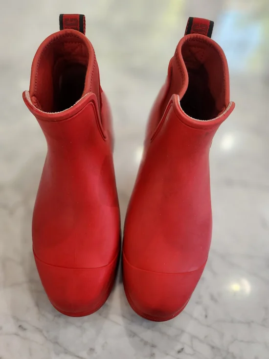 UGG Women's Red Waterproof Slip-On, Lined Ankle Rain Boots, GOOD CONDITION.