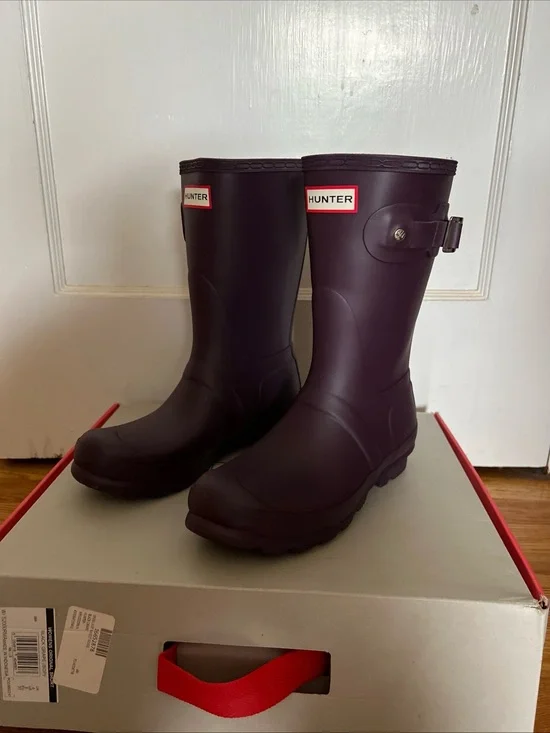 Hunter Boots Short Womens Black Grape Size 6